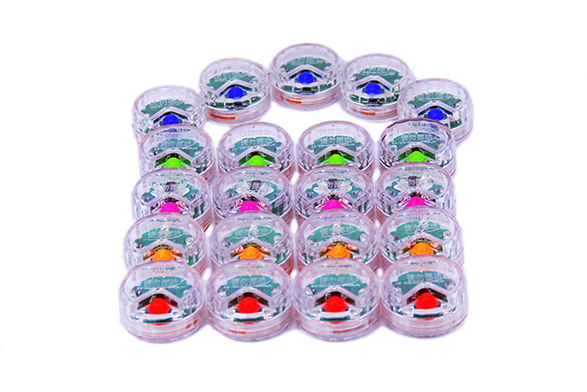 消防員路線燈是消防裝備照明器材，具有防壓、防踩、防水、防墜落、反復(fù)粘貼等特性，本文介紹了消防員路線燈的使用場合及和呼救器方位燈、熒光棒、逃生照明線的對比。