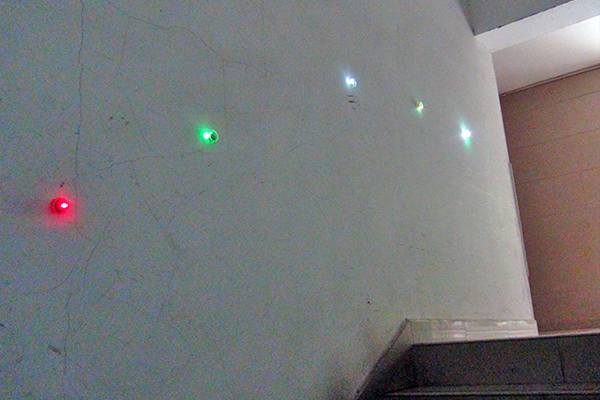 消防員路線燈是消防裝備照明器材，具有防壓、防踩、防水、防墜落、反復(fù)粘貼等特性，本文介紹了消防員路線燈的使用場合及和呼救器方位燈、熒光棒、逃生照明線的對比。