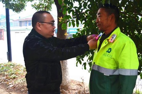 環(huán)衛(wèi)處工作人員為環(huán)衛(wèi)工人配發(fā)安全警示肩燈 環(huán)衛(wèi)處工作人員為環(huán)衛(wèi)工人配發(fā)安全警示肩燈