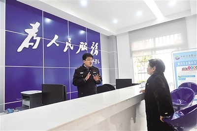 白市驛派出所民警為前來咨詢的群眾答疑 白市驛派出所民警為前來咨詢的群眾答疑