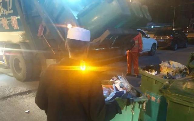 佩戴肩燈的環(huán)衛(wèi)清掃工正在保潔作業(yè) 佩戴肩燈的環(huán)衛(wèi)清掃工正在保潔作業(yè)