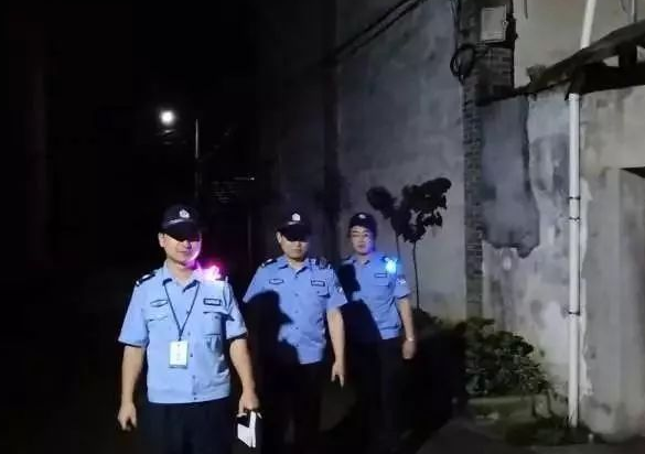 佩戴石氏警用肩燈的夜間巡邏燈 佩戴石氏警用肩燈的夜間巡邏燈