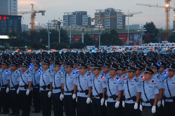 執(zhí)勤人員佩戴警用肩燈 執(zhí)勤人員佩戴警用肩燈