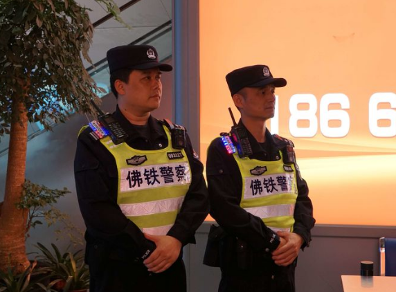 石氏品牌多功能執(zhí)勤肩燈佩戴效果 石氏品牌多功能執(zhí)勤肩燈佩戴效果