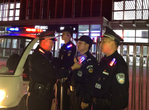 延吉巡警配備多功能執(zhí)勤肩燈 延吉巡警配備多功能執(zhí)勤肩燈