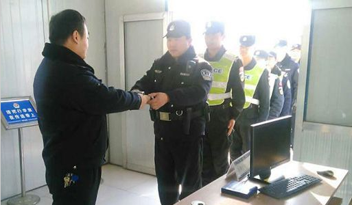 特勤大隊為執(zhí)勤民警配發(fā)多功能執(zhí)勤肩燈 特勤大隊為執(zhí)勤民警配發(fā)多功能執(zhí)勤肩燈