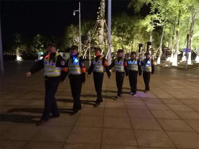 社區(qū)安保人員佩戴肩夾式充電肩燈夜間巡邏 社區(qū)安保人員佩戴肩夾式充電肩燈夜間巡邏