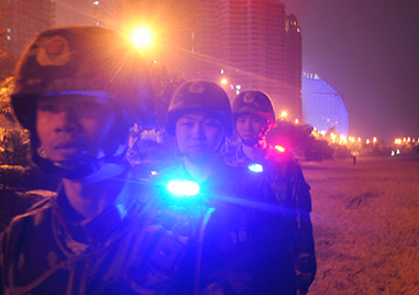隊員佩戴警用肩燈進行夜間巡邏執(zhí)勤 隊員佩戴警用肩燈進行夜間巡邏執(zhí)勤