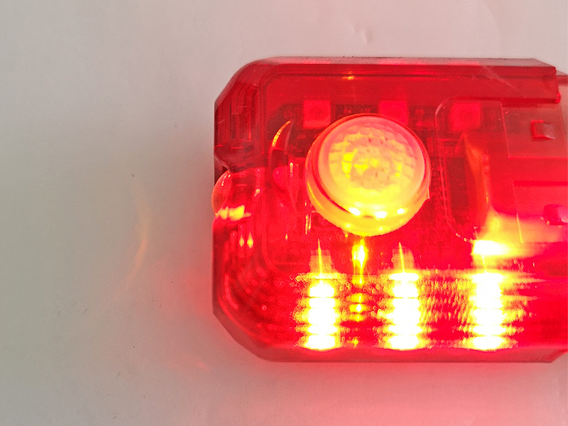 具有電量實(shí)時(shí)顯示功能的警察紅藍(lán)肩燈 具有電量實(shí)時(shí)顯示功能的警察紅藍(lán)肩燈