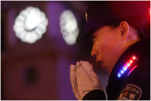 交警同志佩戴肩燈執(zhí)勤 交警同志佩戴肩燈執(zhí)勤