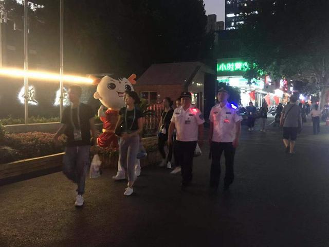 閃著肩燈的巡防隊(duì)員 閃著肩燈的巡防隊(duì)員