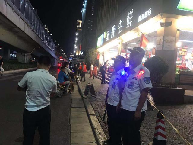 肩亮肩燈的巡邏隊(duì)員 肩亮肩燈的巡邏隊(duì)員