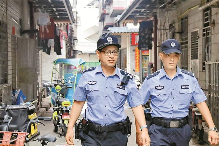 筍崗派出所民警在轄區(qū)巡邏 筍崗派出所民警在轄區(qū)巡邏