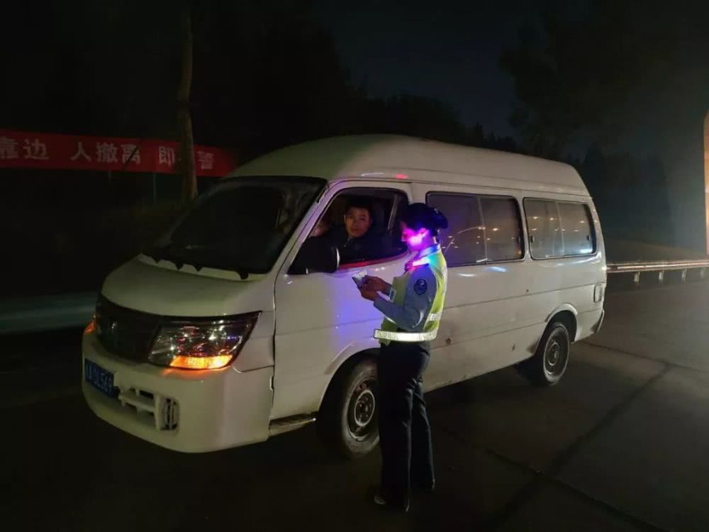 外場管理員佩戴多功能肩燈執(zhí)勤 外場管理員佩戴多功能肩燈執(zhí)勤