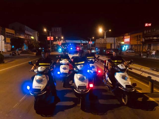 “紅袖標”巡邏隊佩戴肩燈巡邏 “紅袖標”巡邏隊佩戴肩燈巡邏