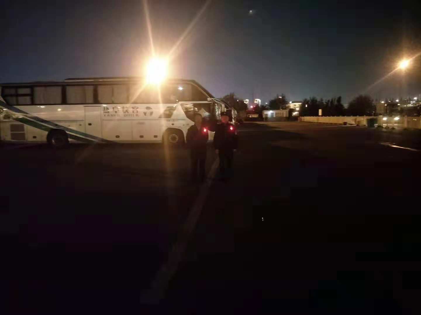 值班人員佩戴治安巡邏肩燈進(jìn)行夜間巡邏 值班人員佩戴治安巡邏肩燈進(jìn)行夜間巡邏