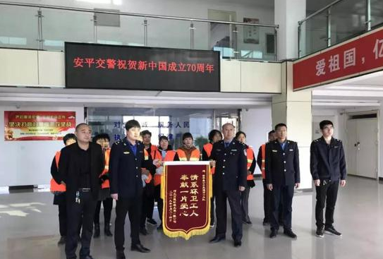 安平交警大隊贈送贈送環(huán)衛(wèi)工人爆閃肩燈 安平交警大隊贈送贈送環(huán)衛(wèi)工人爆閃肩燈