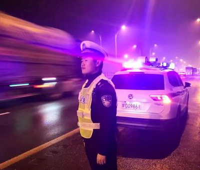 夜幕下的河南高速交警 夜幕下的河南高速交警
