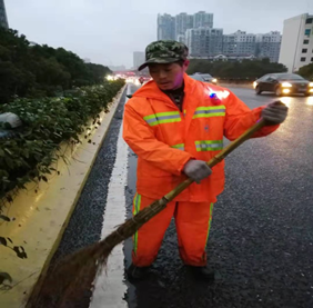 環(huán)衛(wèi)工人佩戴LED警示肩燈進(jìn)行路面清掃作業(yè) 環(huán)衛(wèi)工人佩戴LED警示肩燈進(jìn)行路面清掃作業(yè)