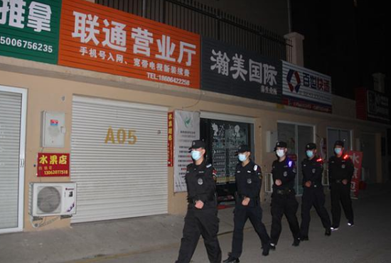 巡邏隊(duì)員佩戴警用肩燈夜巡 巡邏隊(duì)員佩戴警用肩燈夜巡