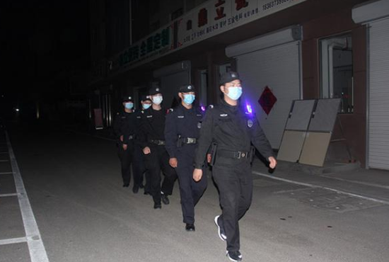 佩戴肩燈的巡邏隊(duì)員 佩戴肩燈的巡邏隊(duì)員