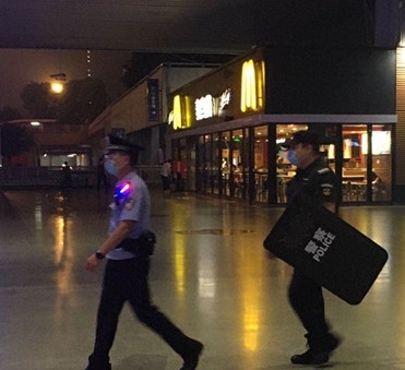 鐵警佩戴警用肩燈進(jìn)行巡邏 鐵警佩戴警用肩燈進(jìn)行巡邏