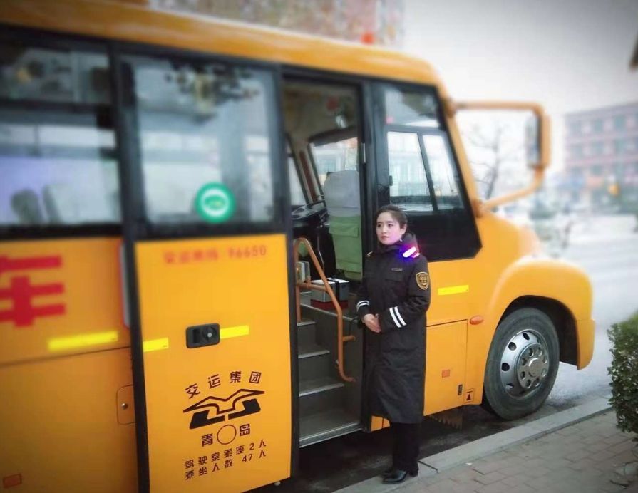 校車照管員佩戴肩掛式爆閃燈 校車照管員佩戴肩掛式爆閃燈