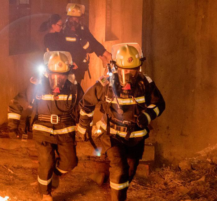 消防員佩戴式防爆照明燈使用場(chǎng)景 消防員佩戴式防爆照明燈使用場(chǎng)景