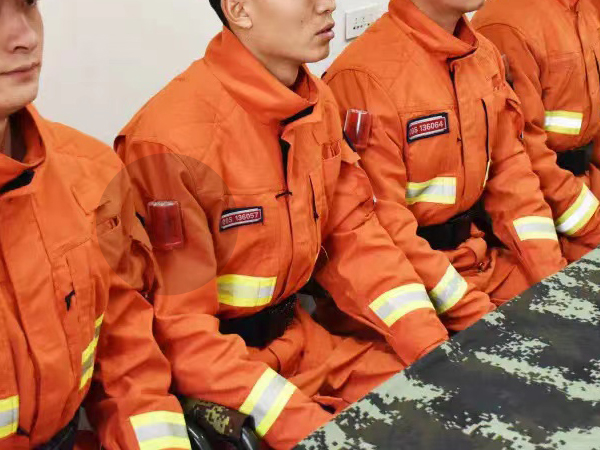 消防員方位燈佩戴于手臂處 消防員方位燈佩戴于手臂處