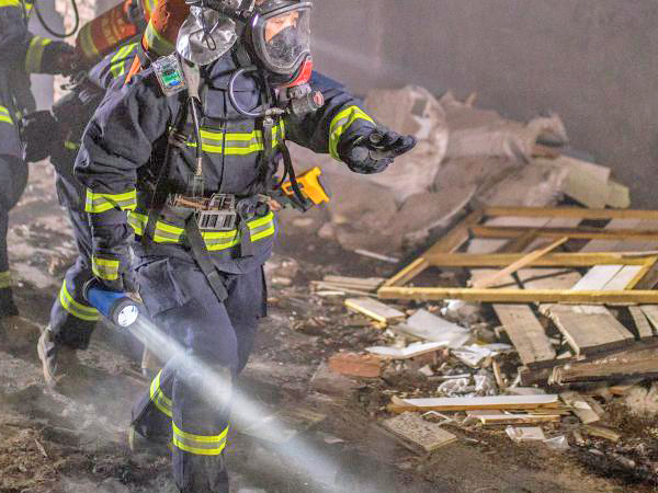 手提式強光照明燈在消防救援現(xiàn)場的應用 手提式強光照明燈在消防救援現(xiàn)場的應用