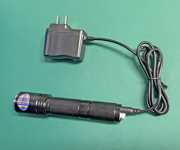 多功能強光防爆手電筒充電示意 多功能強光防爆手電筒充電示意